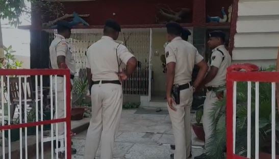 बीच सड़क पर पत्नी और बेटी को गोली मार ली, फिर खुद का किया यह हाल