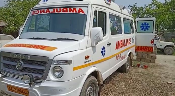 एम्बुलेंस में मरीज की जगह ढो रहा था शराब, 5 लाख की शराब के साथ तीन गिरफ्तार