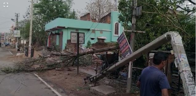 दुमका में आंधी ने मचाई भारी तबाही, कहीं उड़े घरों के छप्पर तो कहीं उखड़े बिजली पोल