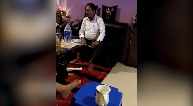 नगर निगम के अभियंता ने शराब बंदी कानून को दिखाया ठेंगा, दोस्तों के साथ शराब पार्टी का वीडियो वायरल