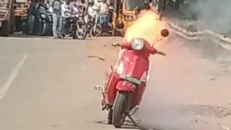 नहीं थम रहा है इलेक्ट्रिक स्कूटरों में आग लगने का सिलसिला, इस बार इस शहर में लगी आग