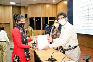 शहरी इलाकों में 31 फीसदी आबादी गरीबी रेखा से नीचे, सरकार बना रही योजना : श्रम मंत्री