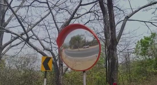 कोडरमा घाटी के ब्लाइंड टर्न में दुर्घटना रोकने के लिए लगाए जा रहे रिफ्लेक्टिव मिरर