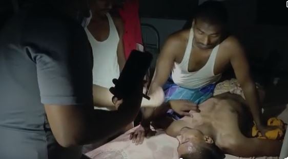 अनुमंडल अस्पताल की खुली पोल, मोबाइल की रोशनी में हुआ इलाज