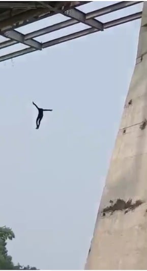 एकतरफा प्यार में असफल युवक ने गंगा में लगायी छलांग, फिर क्या हुआ, देखिए लाइव वीडियो