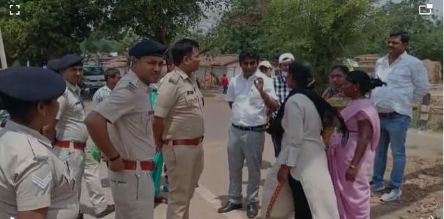 खफा ग्रामीणों ने अधिकारियों को सुनाई खरी-खोटी, कहा-कैसे ठप होने दें रोजगार !