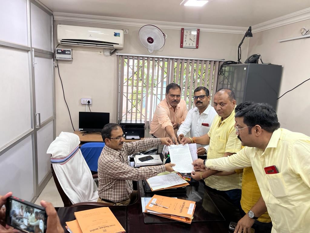 "पंचायत चुनाव  होने  तक कांग्रेस प्रदेश प्रभारी अविनाश पांडेय के आने पर लगे रोक"