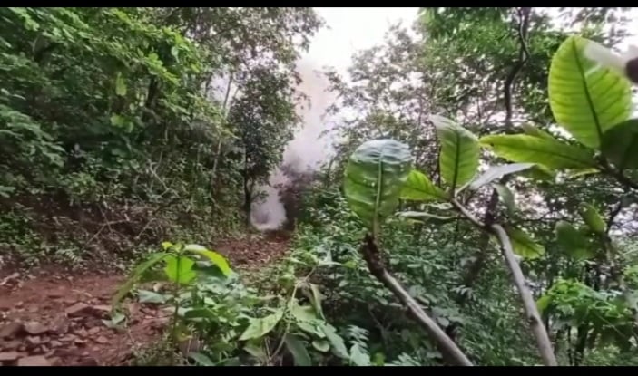 सरायकेला : जवानों को उड़ाने की नक्सलियों की योजना नाकाम,  50 केन बम बरामद