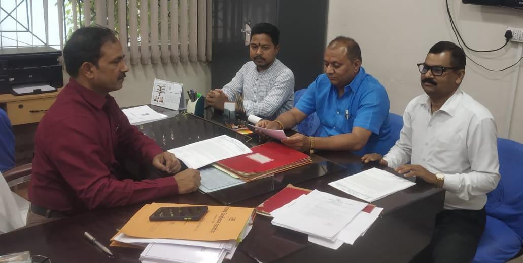 राज्य निर्वाचन आयोग को भाजपा प्रतिनिधि ने सौंपा ज्ञापन, चतरा डीसी पर कार्रवाई की मांग की