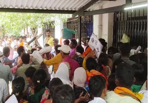 नामांकन पर्चा भरने के लिए दो प्रत्याशियों के जमकर मारपीट, लोगों ने किसी तरह कराया शांत