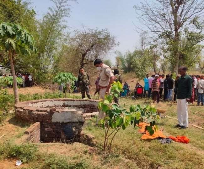 कुएं में छिपा रखी थी शराब और जावा महुआ, निकालने के दौरान दो की मौत