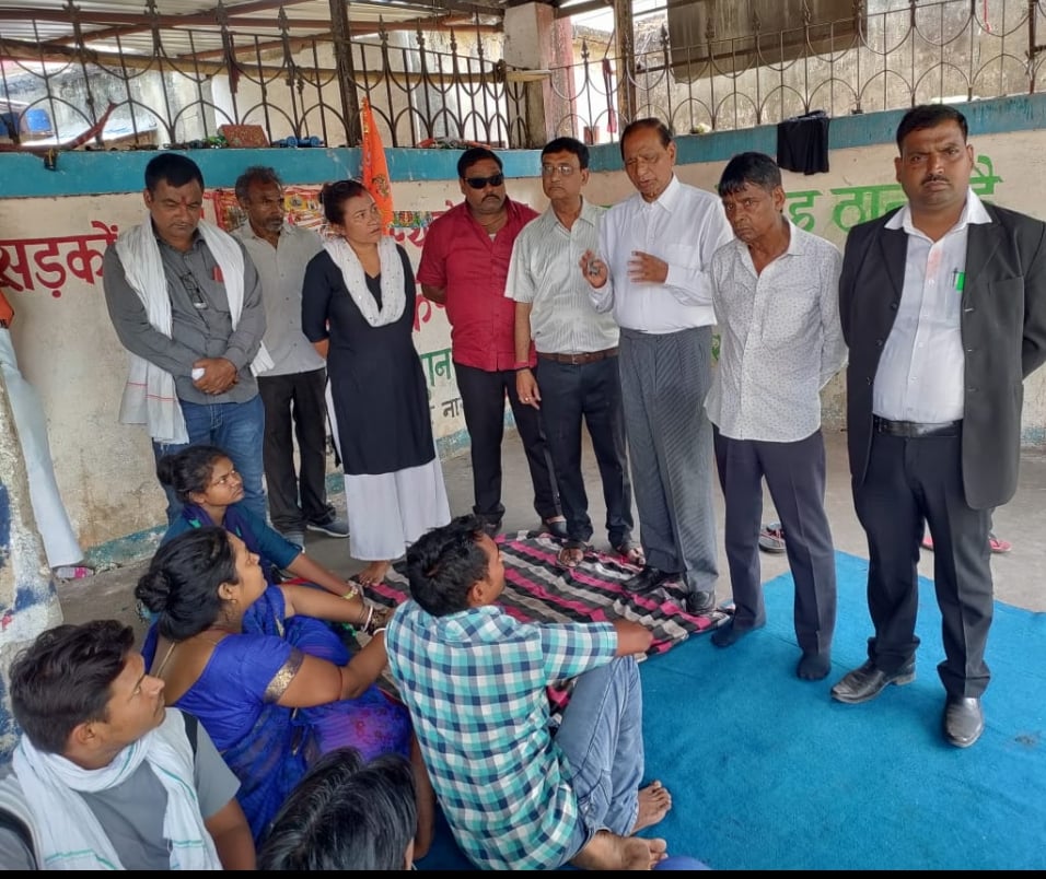 विधायक से प्रताड़ित परिवार से मिले कांग्रेस नेता , कहा-निंदनीय काम