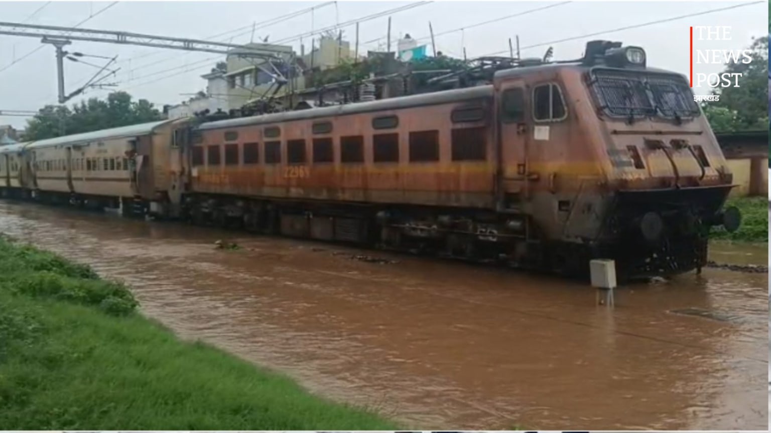 Bihar: पहली बारिश में डूबीं रेलवे पटरियां, डेढ़ घंटे तक थमा रेल परिचालन, जानें पूरी खबर