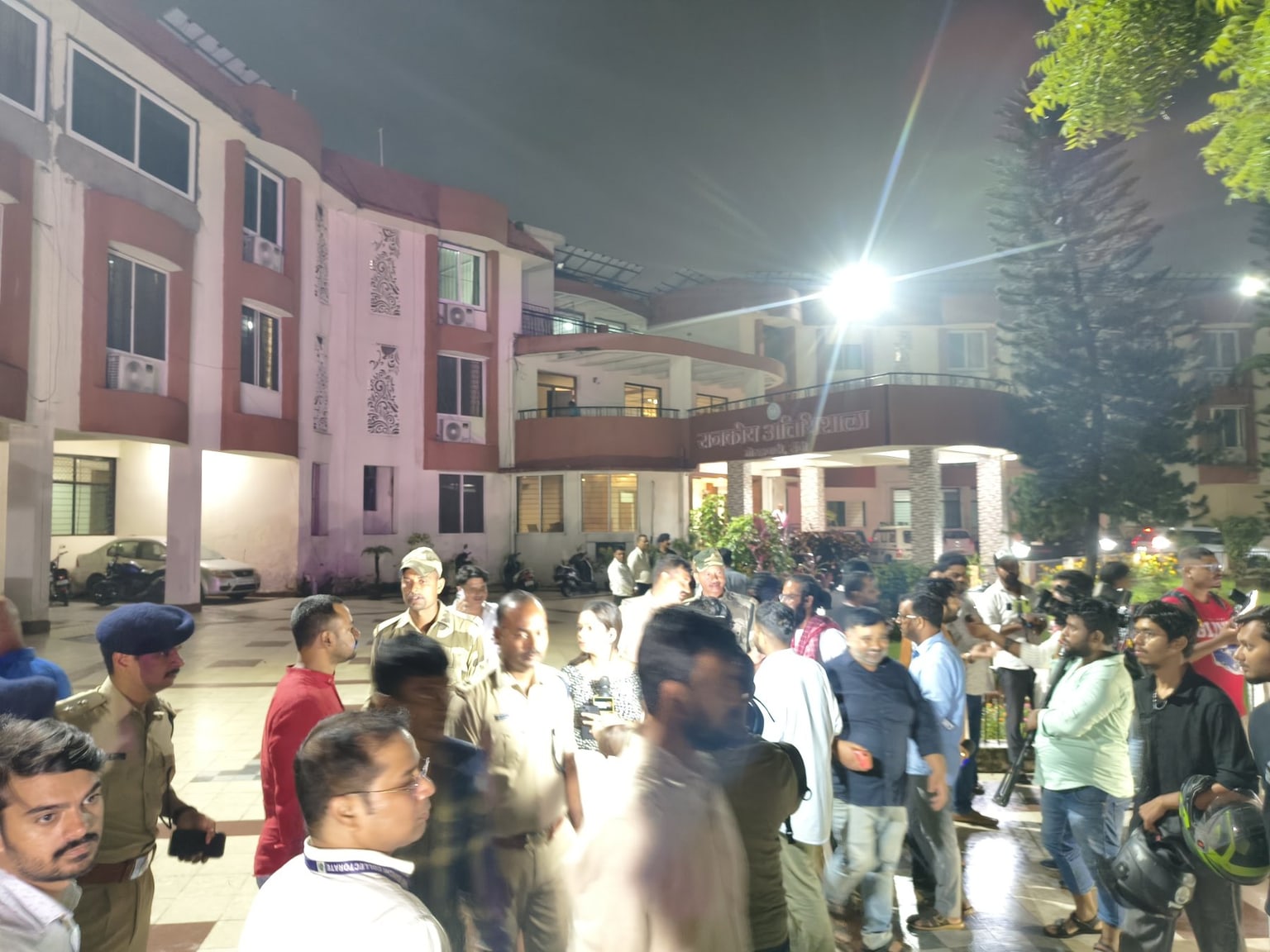 बड़ी खबर: छात्र और सरकार के बीच पहली वार्ता खत्म! जारी रहेगा आंदोलन 