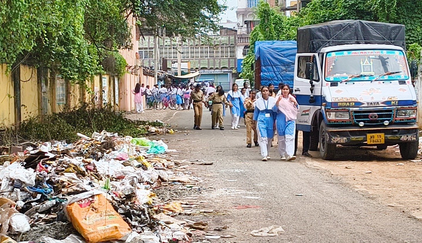 गंदगी के ढेर पर स्वतंत्रता दिवस का जश्न, दुमका की चमक के पीछे छिपी बदसूरती