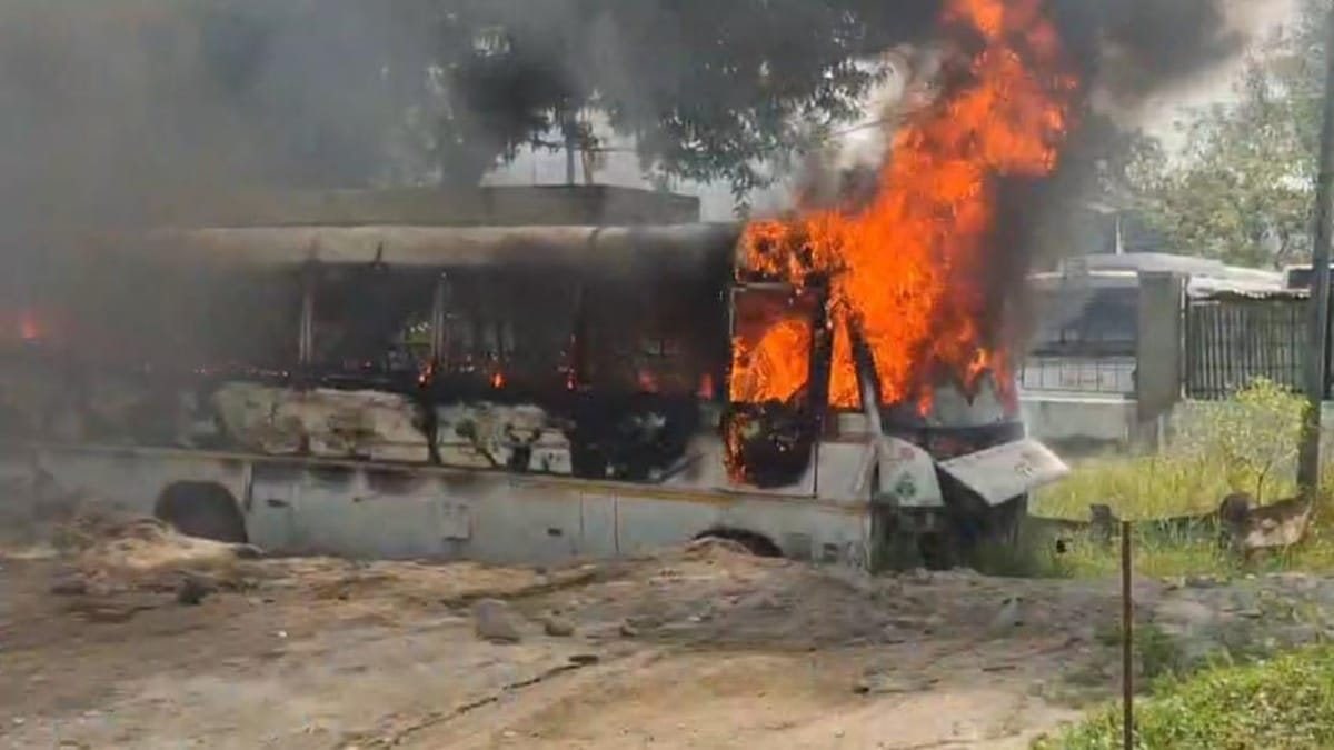 शॉर्ट सर्किट से आग का गोला बनी खड़ी बस, मुजफ्फरपुर के बैरिया बस स्टैंड में मचा हड़कंप