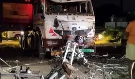 BIG BREAKING: सारण में भीषण हादसा,टेलर ने टोटो में मारी टक्कर,एक ही परिवार के तीन की मौत