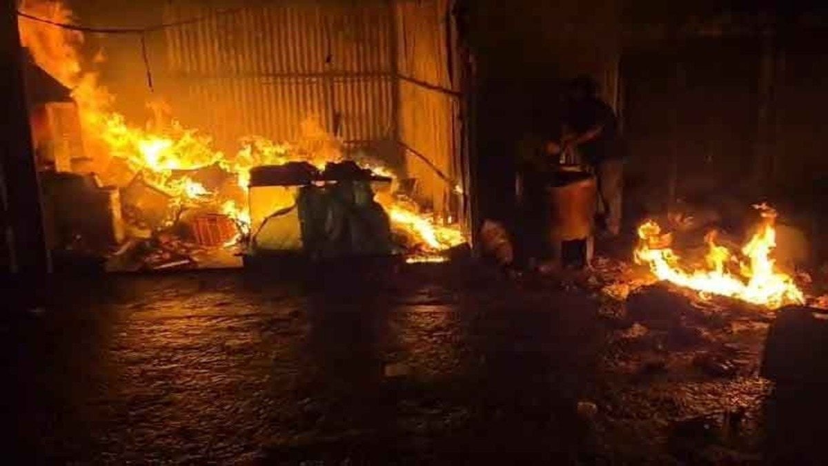 धनबाद: वासेपुर में आधी रात आग का तांडव, फल-ड्राईफ्रूट की दो दुकानें जलकर खाक
