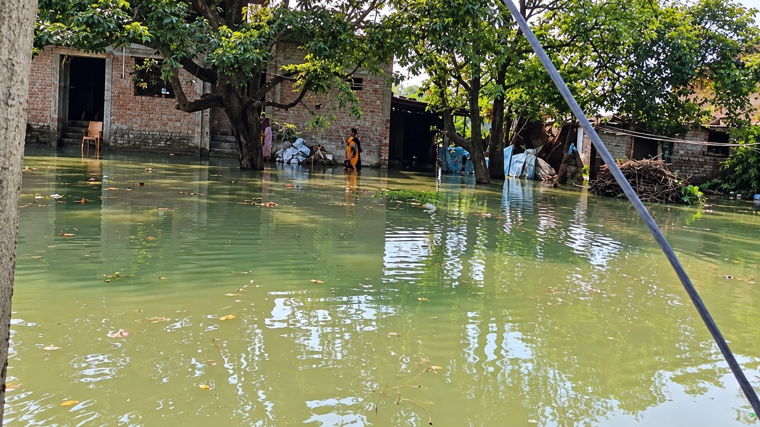 सारण में बाढ़ का कहर: दहा नदी का बांध टूटने से 200 घर घिरे, छतों पर शरण लेने को मजबूर परिवार
