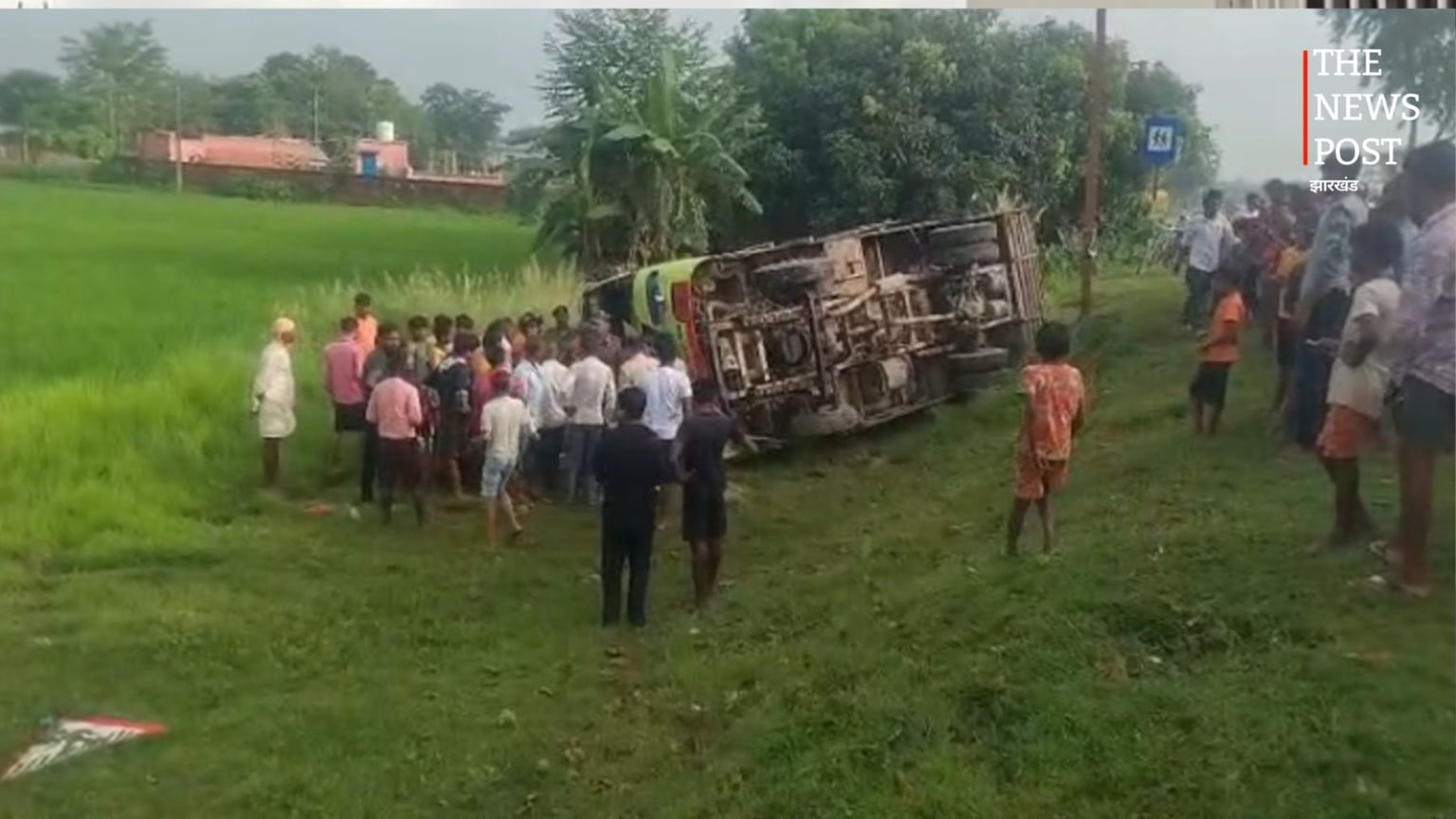 पेट्रोल पंप के पास अनियंत्रित होकर खेत में पलटी शिवदानी बस, बाल-बाल बचे यात्री
