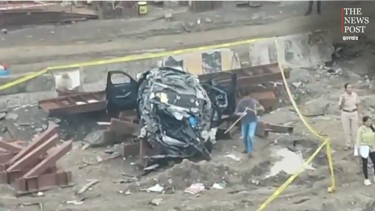 मुंबई में रफ्तार का कहर: ब्रिज से नीचे गिरी BMW, 3 की मौत, एक की हालत गंभीर