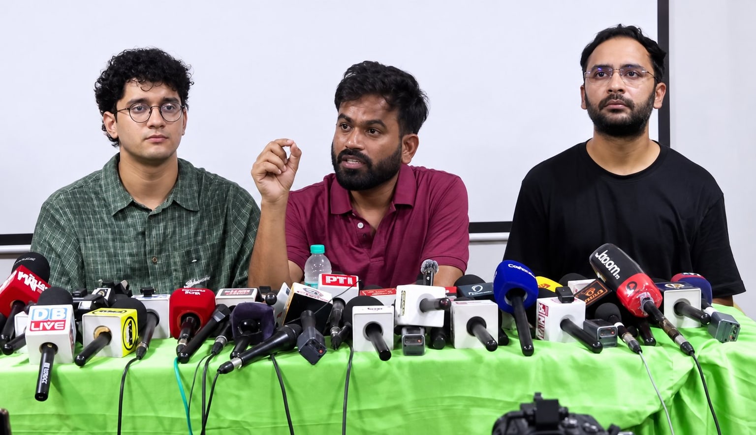 मुख्य चुनाव आयुक्त के खिलाफ कॉकरोचों का हल्ला बोल, बोले- जल्द हटाएं, नहीं तो होगा देशव्यापी आंदोलन