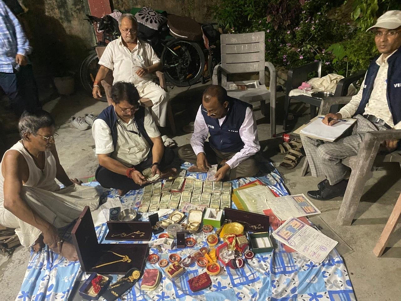 पटना के एडीएम और सब-रजिस्ट्रार दंपति के ठिकाने से एक करोड़ नगद बरामद,रेड से मचा हड़कंप