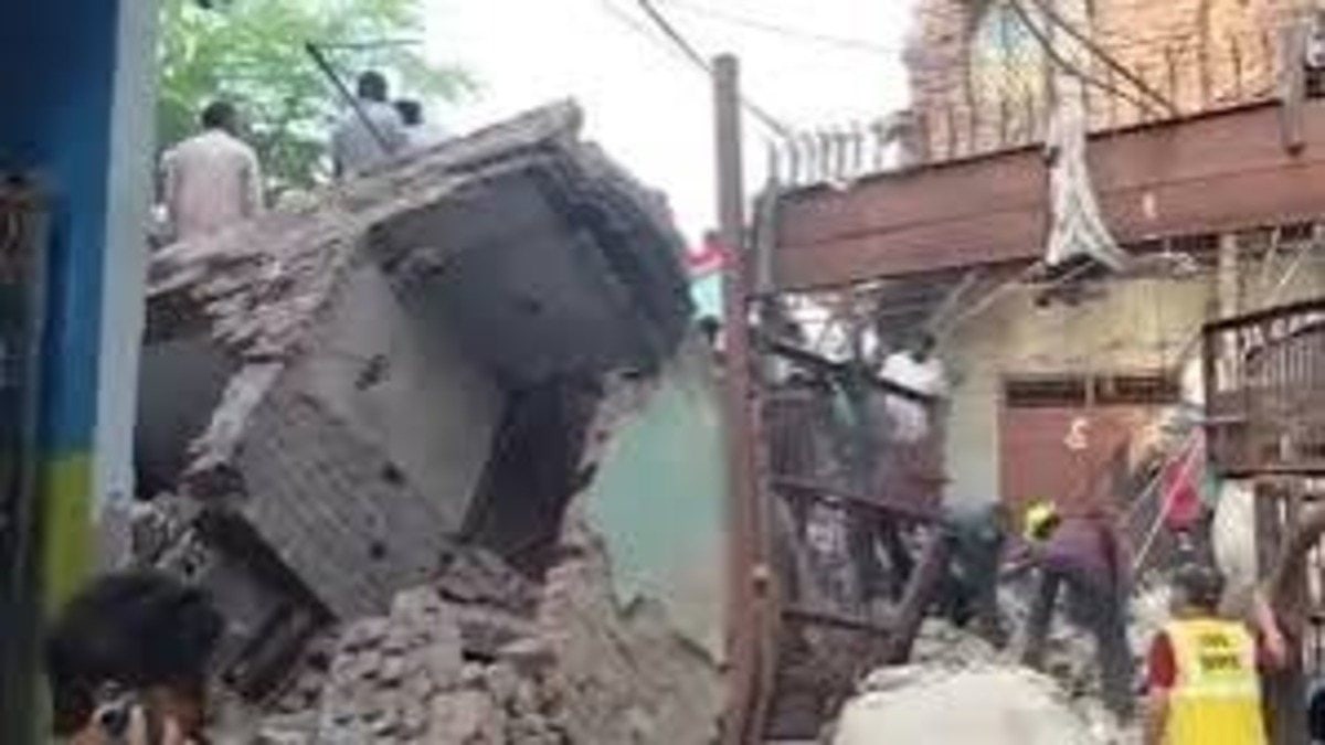 दिल्ली में फिर भरभराकर कर गिरी बहुमंजिला इमारत, 25 से 30 लोगों के दबने की आशंका