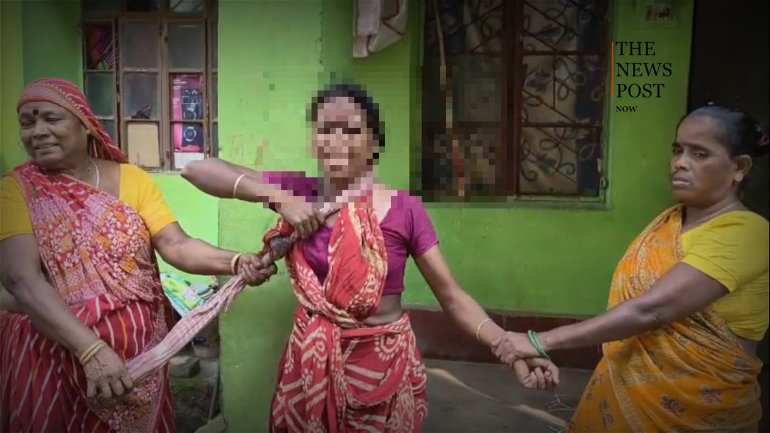 दुमका:बच्चा चोरी का संदेह जताकर महिला को पकड़ा, पूछताछ के लिए पुलिस ले गई थाना
