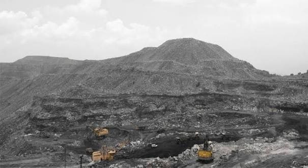 दामोदर नदी पर ओबी डंपिंग का खतरा! 30 मीटर के नियम के बीच कैसे खड़े हुए 70 मीटर के पहाड़? BCCL पर शिकंजा कसने की तैयारी