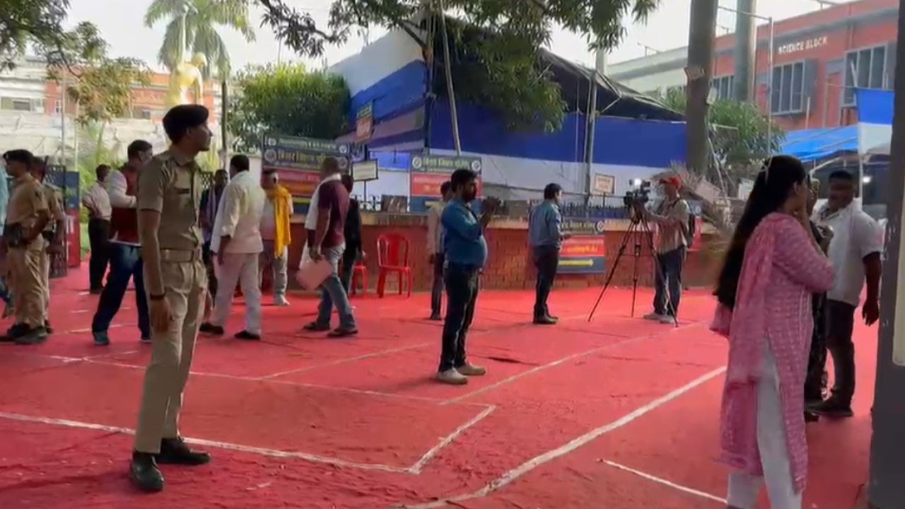 पटना में मतगणना शुरू होते ही जन सुराज प्रत्याशी हुए गरम, कहा 'चुनाव आयोग से करूंगा शिकायत'