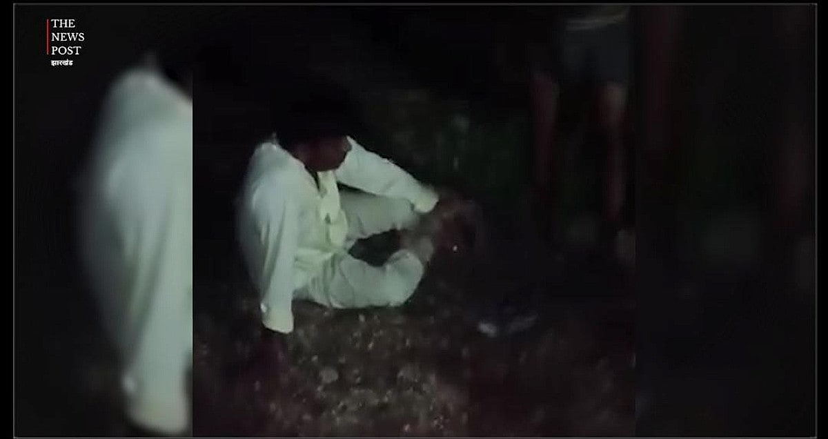 आधी रात गुटर-गु करने महिला के घर जा पहुंचे मुखिया जी, ग्रामीणों ने रंगे हाथों पकड़कर की कुटाई, VIDEO वायरल
