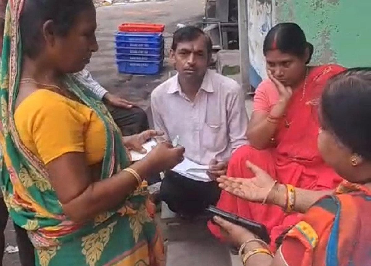 गढ़वा के बाद धनबाद में SIR फॉर्म के नाम पर वसूली का आरोप, पैसे लेते BLO का वीडियो वायरल