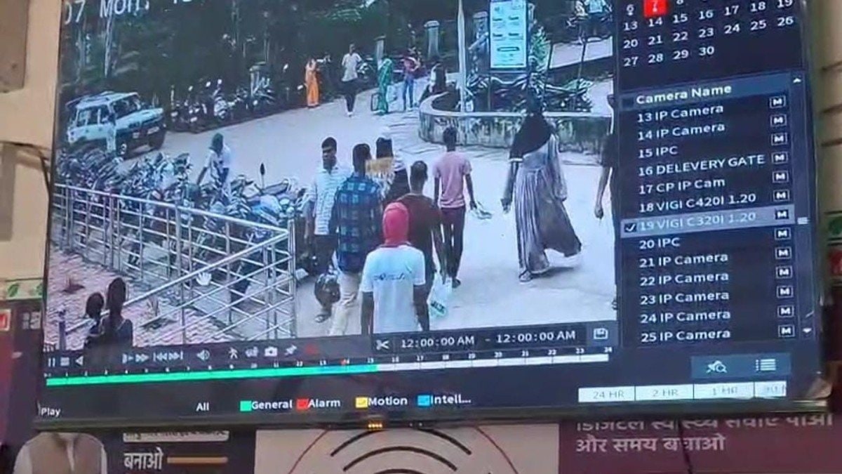 गढ़वा: बेटी का इलाज कराने पहुंचे पुलिस जवान के साथ हो गया खेल, बाइक लेकर रफूचक्कर हुए चोर,घटना CCTV में क़ैद