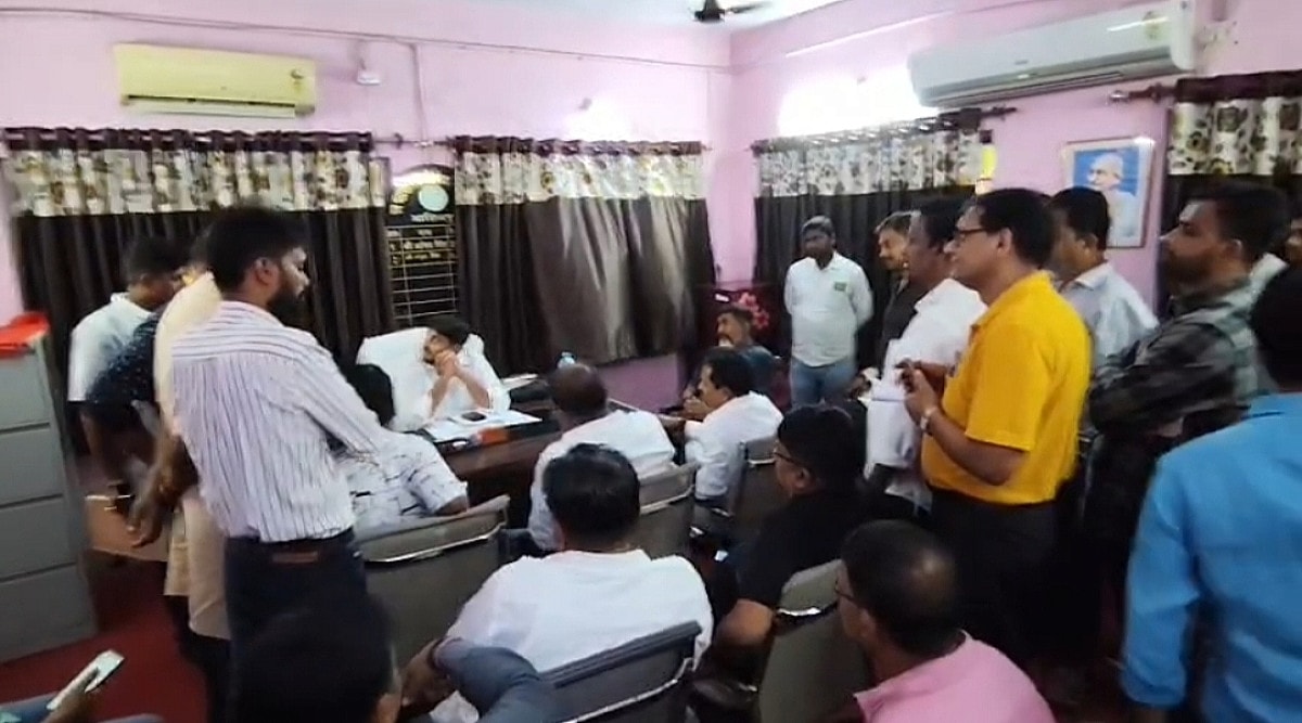 टेंडर सिस्टम के खिलाफ बगावत! आदित्यपुर नगर निगम में संवेदकों का प्रदर्शन