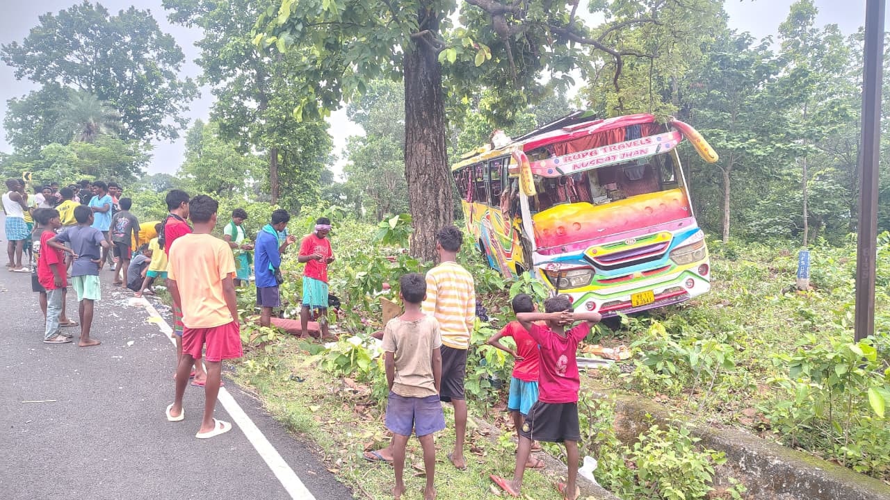 पाकुड़ में बारातियों से भरी बस पलटी, 2 की मौत, 30 से अधिक घायल