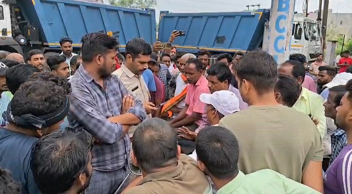 धनबाद में तेज रफ्तार का कहर: हाइवा की टक्कर से युवक की मौत, सड़क पर फूटा लोगों का गुस्सा