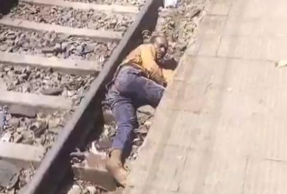 मौत को छूकर.... ट्रेन की पटरी पर गिरा युवक और ऊपर से गुजर गई ट्रेन, फिर जो हुआ देखिए