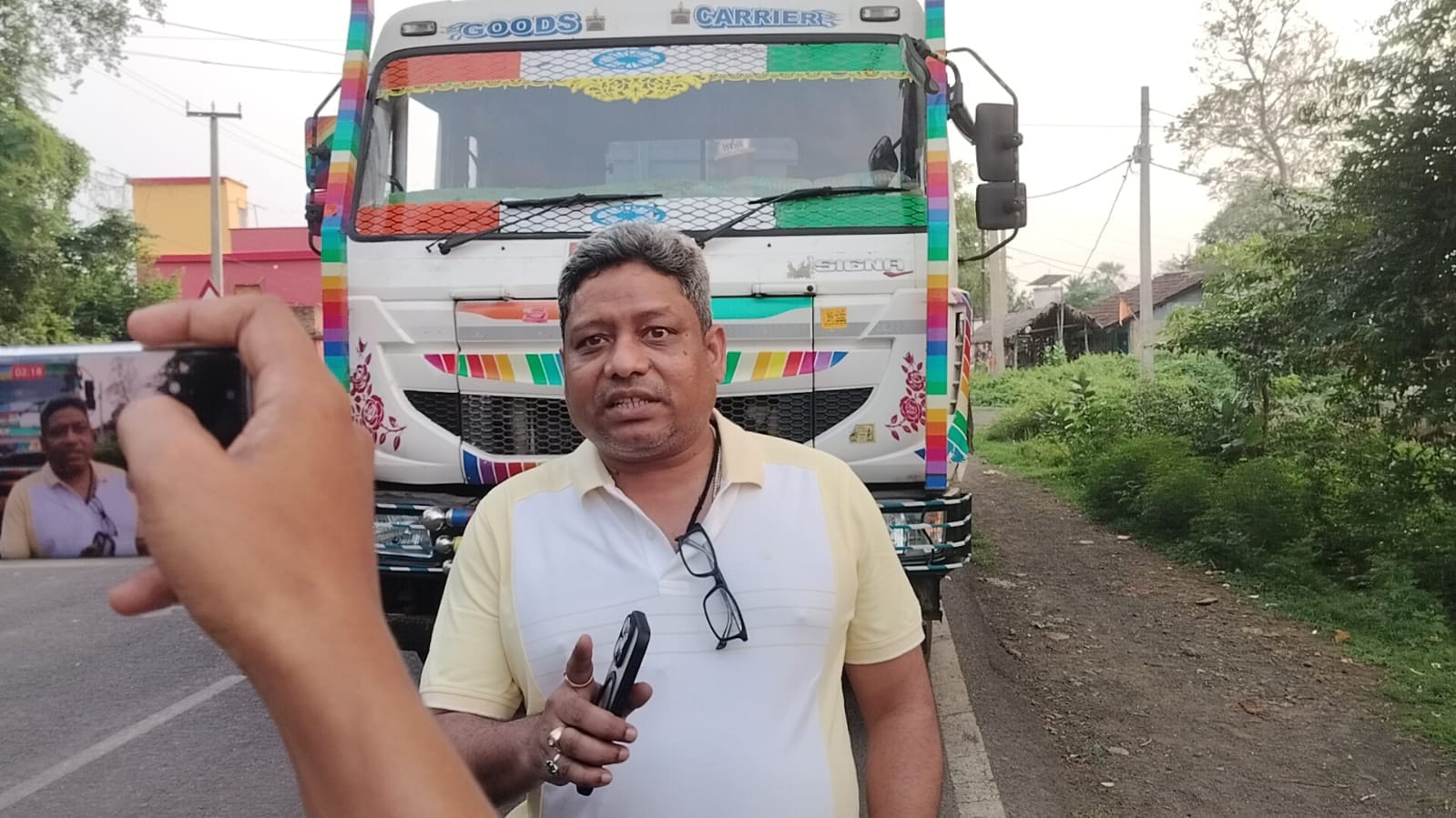 पाकुड़ में बालू माफियाओं पर पूर्व विधायक का एक्शन, अवैध परिवहन करते हाईवा को पकड़ा