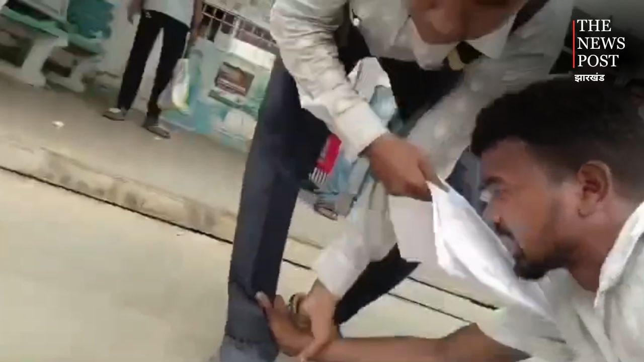 जन्म प्रमाण पत्र के लिए पंचायत सचिव के पैर पकड़ने को मजबूर हुआ युवक, पाकुड़ का वीडियो वायरल