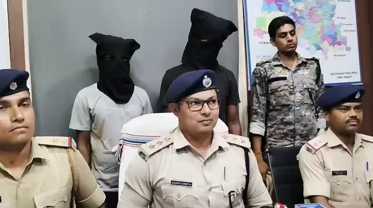 देवघर पुलिस ने डकैती की साजिश नाकाम की, दो बदमाश गिरफ्तार, हथियार और बाइक बरामद