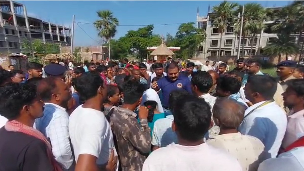 नालंदा में लैब कर्मी की बेरहमी से हत्या, परिजनों ने शव रखकर NH-20 किया जाम