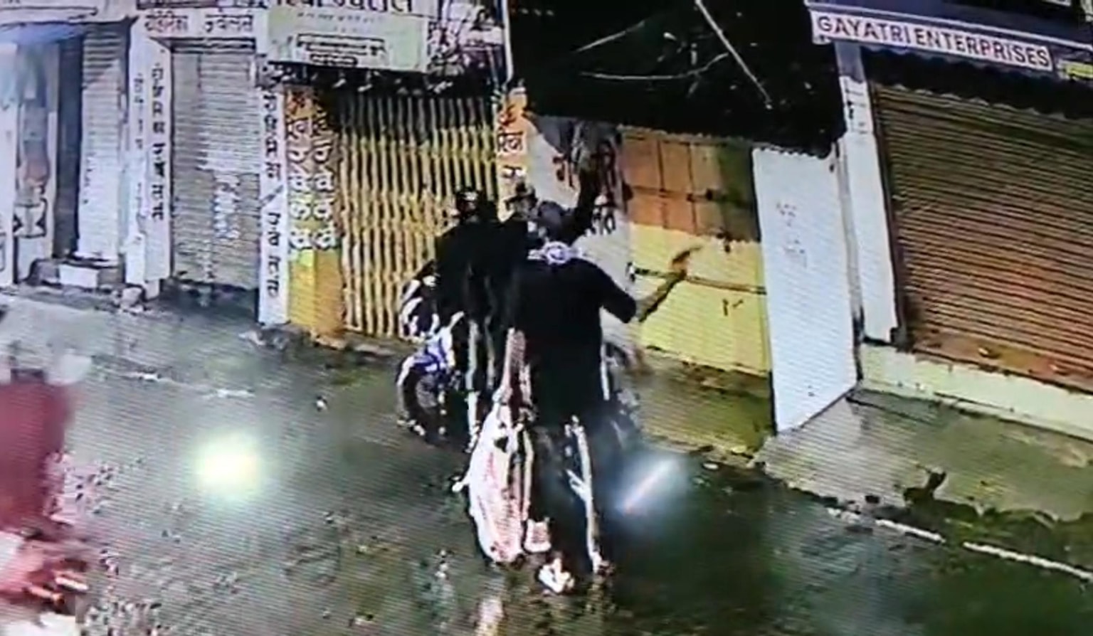 गैग्स ऑफ़ गोड्डा!बीच बाजार लुटेरों ने खाली कर दी ज्वेलर्स दुकान, ताबड़तोड़ चलाई गोली, सामने आया सीसीटीवी