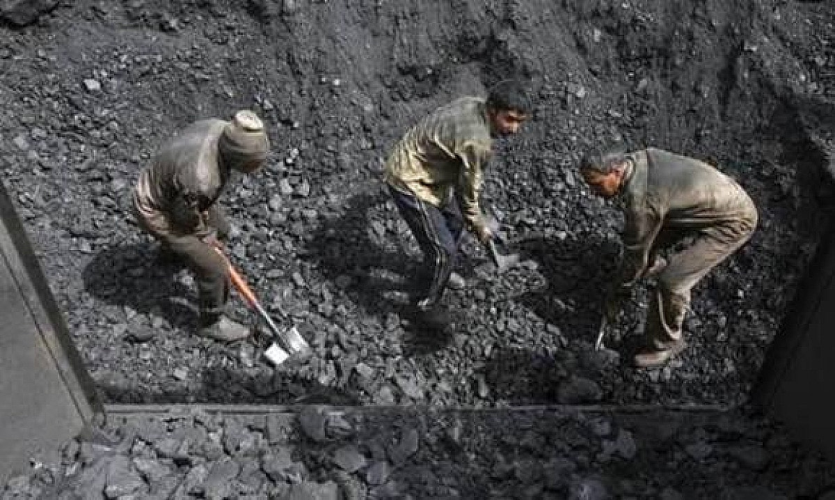 कोयलाकर्मियों के लिए गुड न्यूज़: पीएफ खाते में मिलेगा 7 .6 फीसदी इंटरेस्ट, चार लाख कर्मियों को होगा फ़ायदा