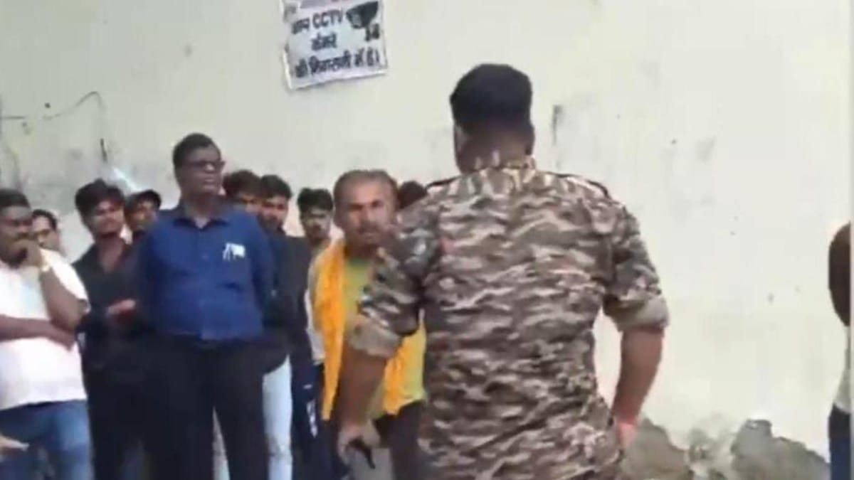 हमको मारने की औकात…बिहार पुलिस के जवान ने युवक को सरेआम मारी लात, उसके बाद क्या हुआ देखिए