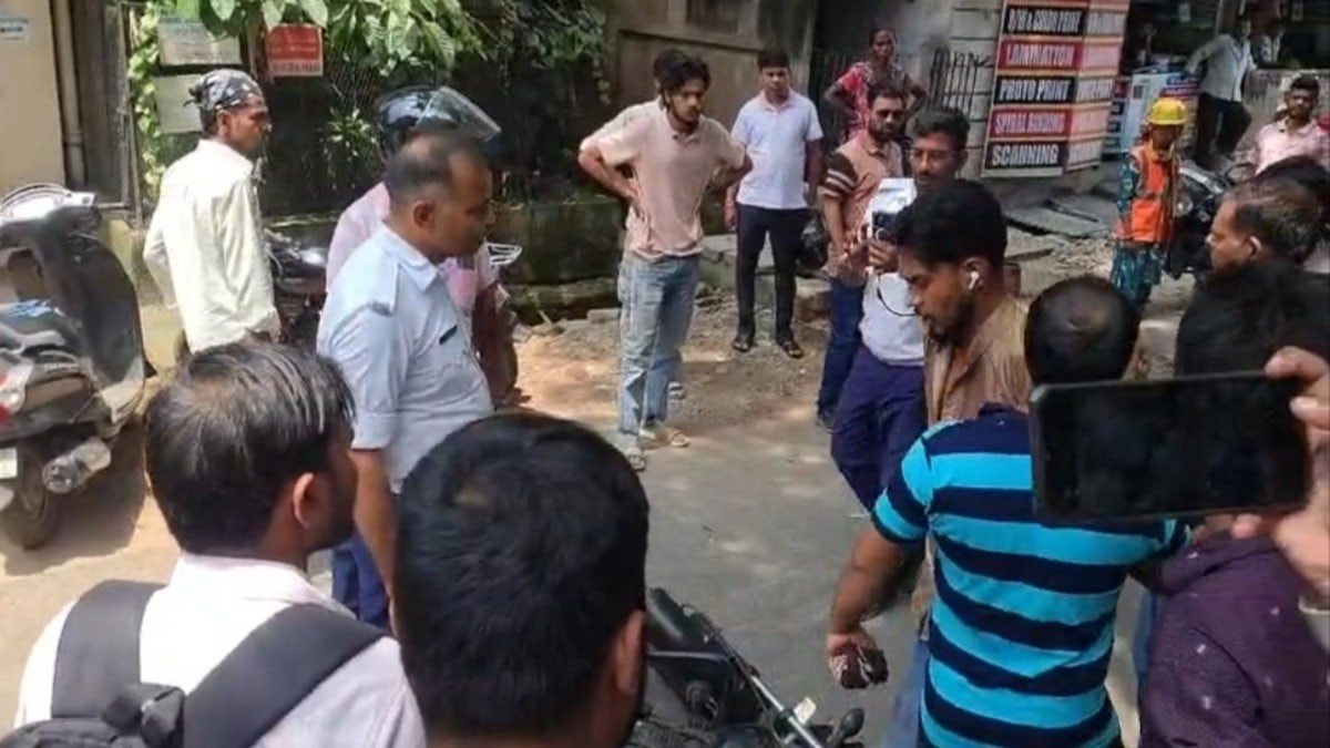 जमशेदपुर में हेलमेट चेकिंग पर बवाल, बाइक सवारों से भिड़ी ट्रैफिक पुलिस, वीडियो वायरल