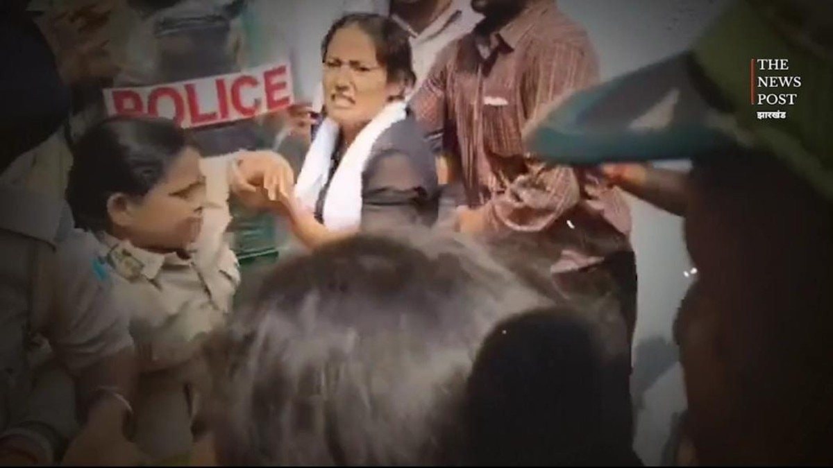 महिला कांस्टेबल ने पूर्व अधिकारी की पत्नी को जड़ दिया थप्पड़! बीएसएल ईडी आवास घेराव के दौरान हंगामे का वीडियो वायरल