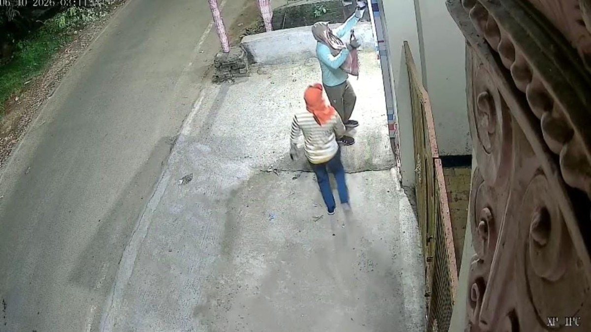 स्पेशल ड्रेस कोड में पहुंचे चोर, उड़ा लें गए ATM मशीन, देखिए वीडियो