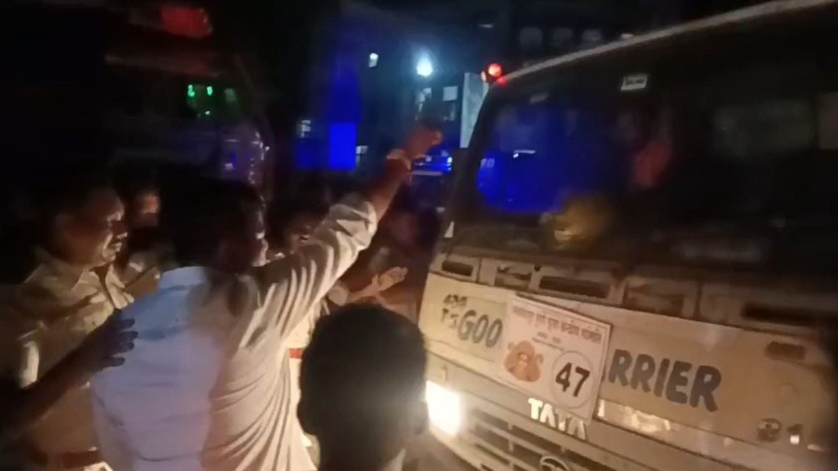 जमशेदपुर में विसर्जन के दौरान आतिशबाजी को लेकर दो गुटों में मारपीट, देखे वायरल वीडियो