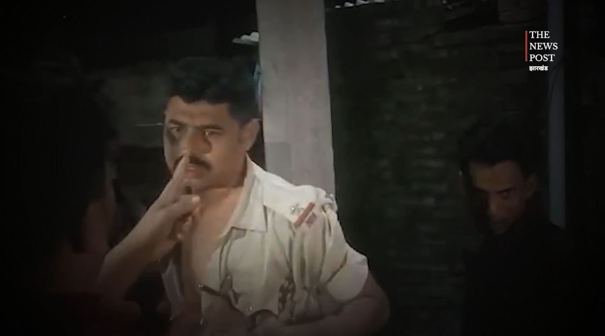 साहिबगंज में दरोगा की पिटाई का वीडियो वायरल, बिजली के खंभे से बांधकर की मारपीट